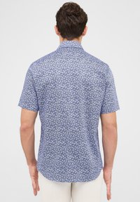 Korte mouw shirt in het blauw, met een bloemenpatroon en kleine witte en lichtblauwe details, gemaakt van lichtgewicht stof met een rechte zoom.