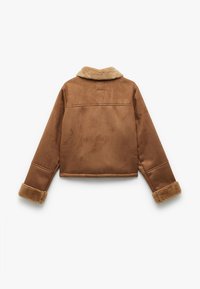 Brun faux suedet jakke med tan pelskrave og manchetter. Har et cropped design og flade sømme. Blød tekstur uden yderligere dekorationer.