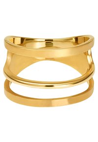 Gouden metalen ring met een gelaagd ontwerp, bestaande uit gladde en gepolijste oppervlakken, met een brede band en een open, gebogen vorm.