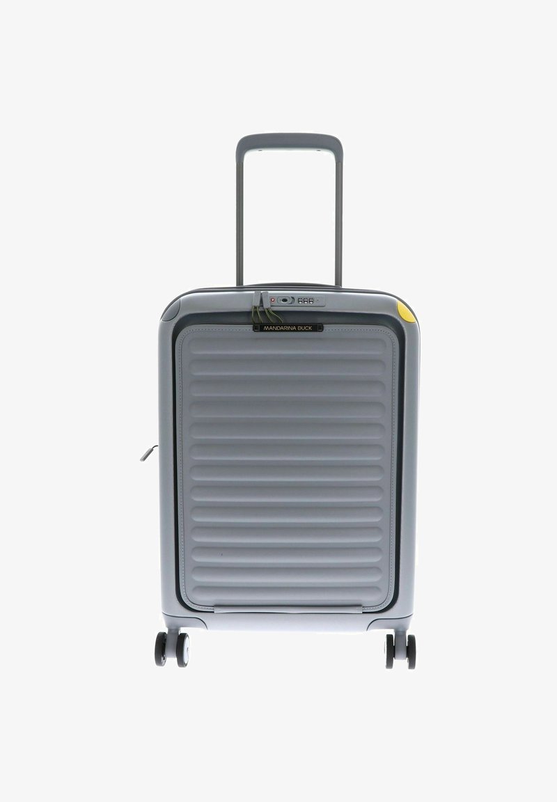 Valigia rigida grigia con texture rigata, manico retrattile e quattro ruote. Dotata di lucchetto a combinazione e etichetta con il marchio.