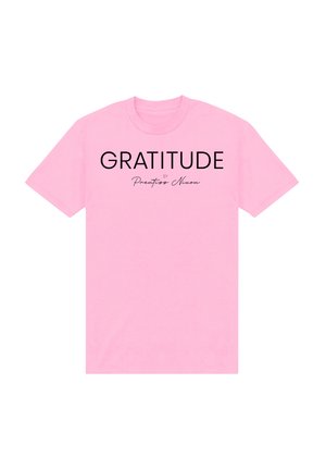 Maglietta rosa a maniche corte con testo nero "GRATITUDE by Prentiss Nixon" centrato sul petto.