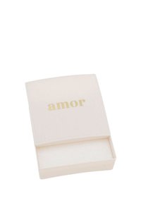 Piccolo cofanetto bianco per gioielli con la scritta dorata "amor" sul coperchio, parzialmente aperto che mostra l'interno vuoto.