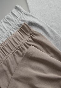 THE SET REGULAR FIT - HENLEY LONG SLEEVE 2 PACK SET - Komplet pižame - light grey taupe brown