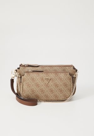 Sac bandoulière marron Guess avec motif monogramme, poche avant zippée, plaque logo dorée et chaîne et bandoulière en cuir amovibles.