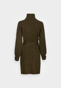 Langärmliges Strickkleid in dunklem Olivgrün, mit hohem Kragen, tailliertem Gürtel und gerippten Bündchen. Glatte Textur mit figurbetontem Schnitt.
