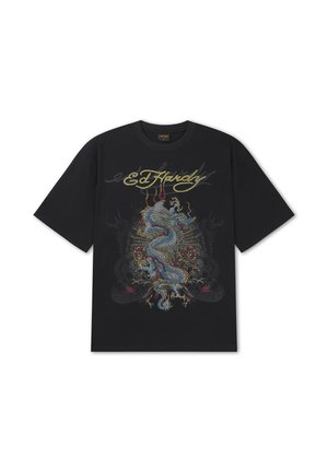 Sort t-shirt med korte ærmer med et blåt drage- og rosedesign, og "Ed Hardy" skrevet med gul kursiv over designet.