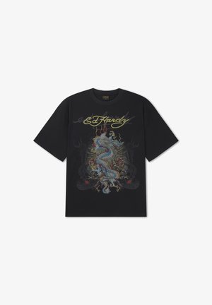 Sort t-shirt med korte ærmer med et blåt drage- og rosedesign, og "Ed Hardy" skrevet med gul kursiv over designet.