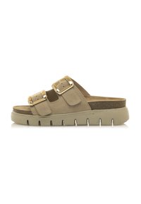 Sandal in suede beige con due cinturini regolabili con fibbie dorate, una soletta in sughero e una suola in gomma testurizzata con ritagli.