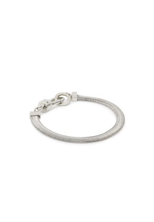 Bracciale in argento con un design flessibile e rigato. Caratterizzato da una chiusura rotonda sicura e un accento quadrato con una finitura lucida.