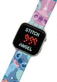 Orologio digitale con display quadrato nero che mostra cifre rosse. Presenta un cinturino multicolore con i personaggi dei cartoni animati Stitch e Angel.