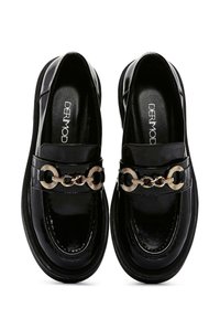 Schwarze Lacklederschuhe mit goldenen Kettenakzenten, runder Spitze, zum Hineinschlüpfen und strukturierter Gestaltung am Obermaterial und der Sohle.