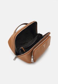 Guess MILANO BEAUTY CASE HANDLE - Vreća za pranje - sand