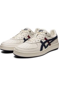 Kremowe skórzane sneakersy z granatowymi i burgundowymi akcentami, z perforowanym czubkiem, sznurowanym zapięciem i wyściełaną podeszwą.