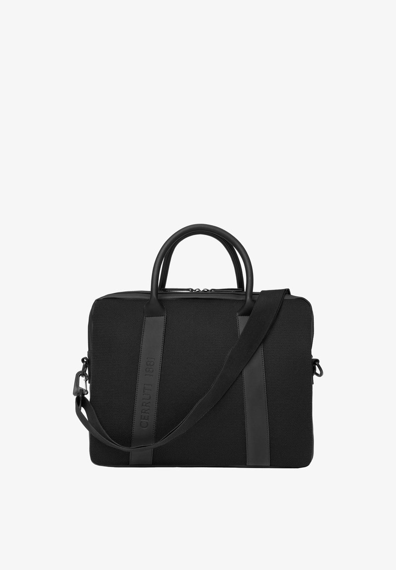 Czarna teksturowana teczka z dwoma górnymi uchwytami, odpinanym paskiem na ramię oraz pionowymi skórzanymi akcentami z tłoczeniem "CERRUTI 1881".