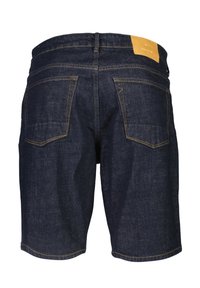Dunkelblaue Denim-Shorts mit gelben Nähten. Verfügt über zwei Gesäßtaschen und ein markenbezogenes hellbraunes Patch am Bund auf der Rückseite.