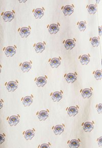 Valge kangas, millel on ühtlaselt jaotatud korduv muster väikestest sinistest ja kollastest õitest.