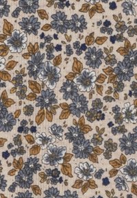 Blå och vita blommor med bruna blad spridda på en beige texturerad bakgrund i ett tätblomstrande mönster.