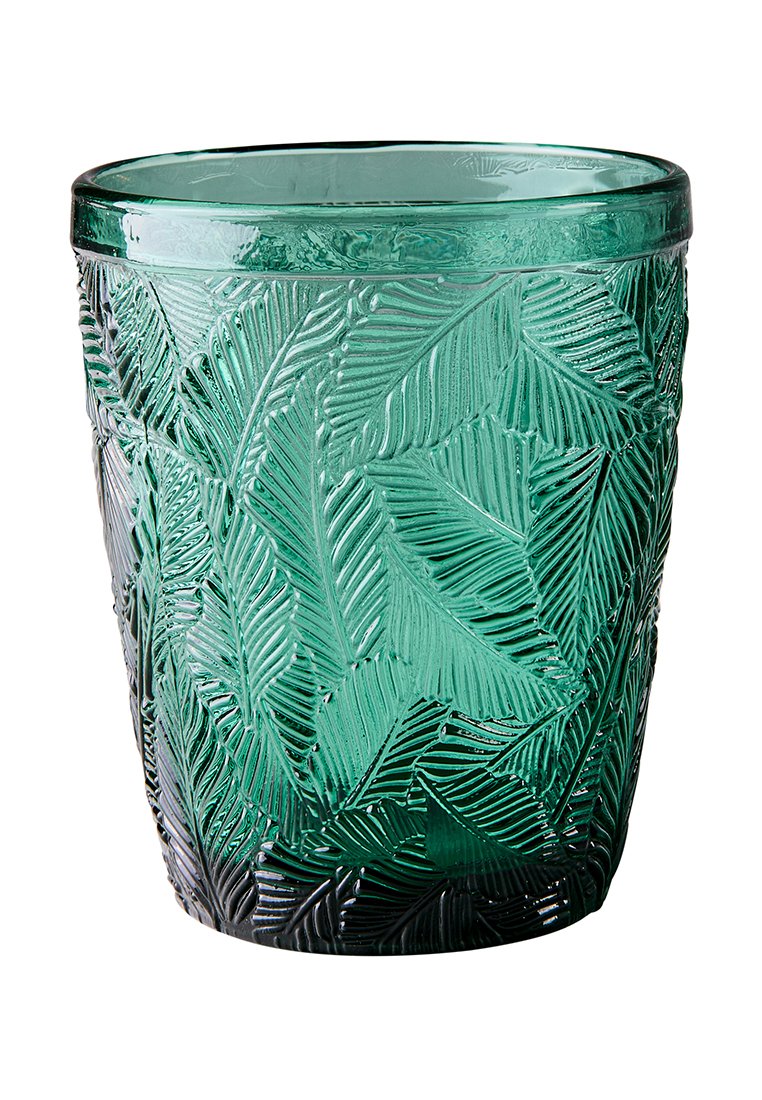 Tazza in vetro verde texture con un motivo a foglia; forma cilindrica, bordo liscio e una finitura leggermente opaca alla base.