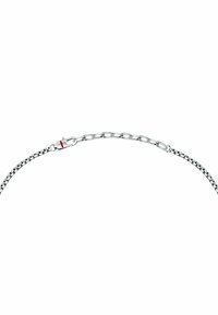 Collana in argento con design alternato di ovali e maglie quadre, dotata di chiusura a moschettone e un accento rosso sulla chiusura.