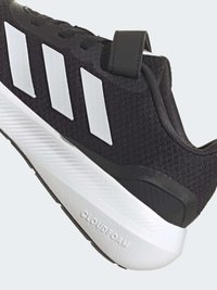 Zapatilla deportiva negra con tres franjas blancas, parte superior texturizada y suela Cloudfoam. Cuenta con una lengüeta trasera para facilitar su colocación.