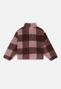 Braune und mauve karierte Fleecejacke mit langen Ärmeln und Stehkragen, von hinten auf einem weißen Hintergrund abgebildet.