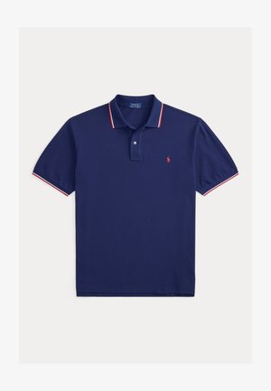 Marineblå kortærmet polo med rød og hvid stribet krave og ærmekanter, to-knaps stolpelukning og lille rødt broderet logo på brystet.