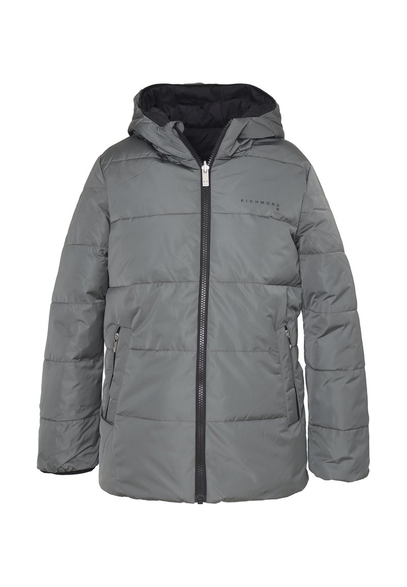 Giacca grigia imbottita con cappuccio, chiusura con zip, tasche laterali e foderatura interna nera. Presenta cuciture orizzontali e un logo sul petto.