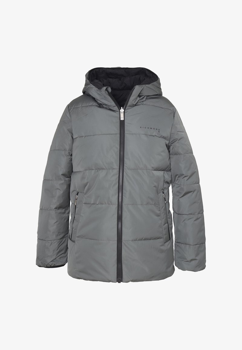 Giacca grigia imbottita con cappuccio, chiusura con zip, tasche laterali e foderatura interna nera. Presenta cuciture orizzontali e un logo sul petto.