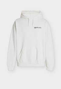 Λευκό φούτερ με κουκούλα από απαλό ύφασμα, με τσέπη καγκουρό, κουκούλα με κορδόνι και μαύρο κείμενο στο στήθος.