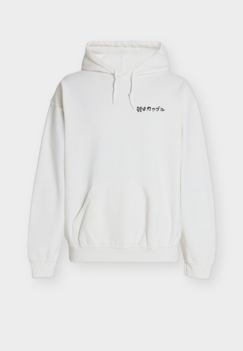 Λευκό φούτερ με κουκούλα από απαλό ύφασμα, με τσέπη καγκουρό, κουκούλα με κορδόνι και μαύρο κείμενο στο στήθος.