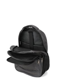 Sac à dos noir avec un grand compartiment principal, plusieurs poches intérieures et des fermetures zippées. Le matériau a une finition texturée et un design durable.