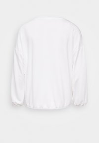 Vit, långärmad sweatshirt med rund halsringning, elastiska ärmslut och en mjuk textur. Bakifrån visas en enkel design utan utsmyckningar.