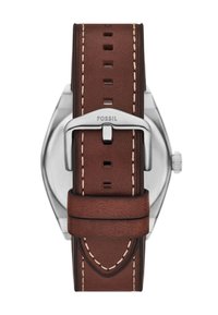 Correa de reloj de cuero marrón con costuras blancas y múltiples agujeros de ajuste, que presenta una hebilla metálica de tono plateado con la inscripción "FOSSIL" embellecida.