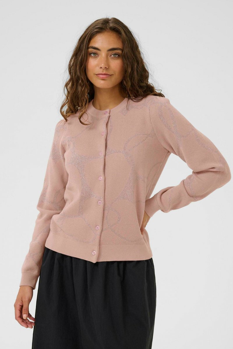 Hellrosa Strickjacke aus weichem Wollstoff mit rundem Kragen, Knopfverschluss und dezenten abstrakten Mustern in leicht schimmerndem Garn.