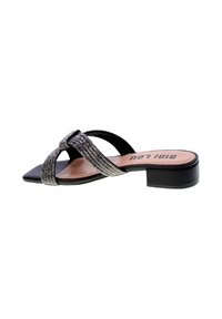 Sandal con tacco quadrato nero e tacco alto, con cinturini incrociati in strass, punta quadrata e soletta in pelle liscia. Gli accenti testurizzati aggiungono interesse visivo.