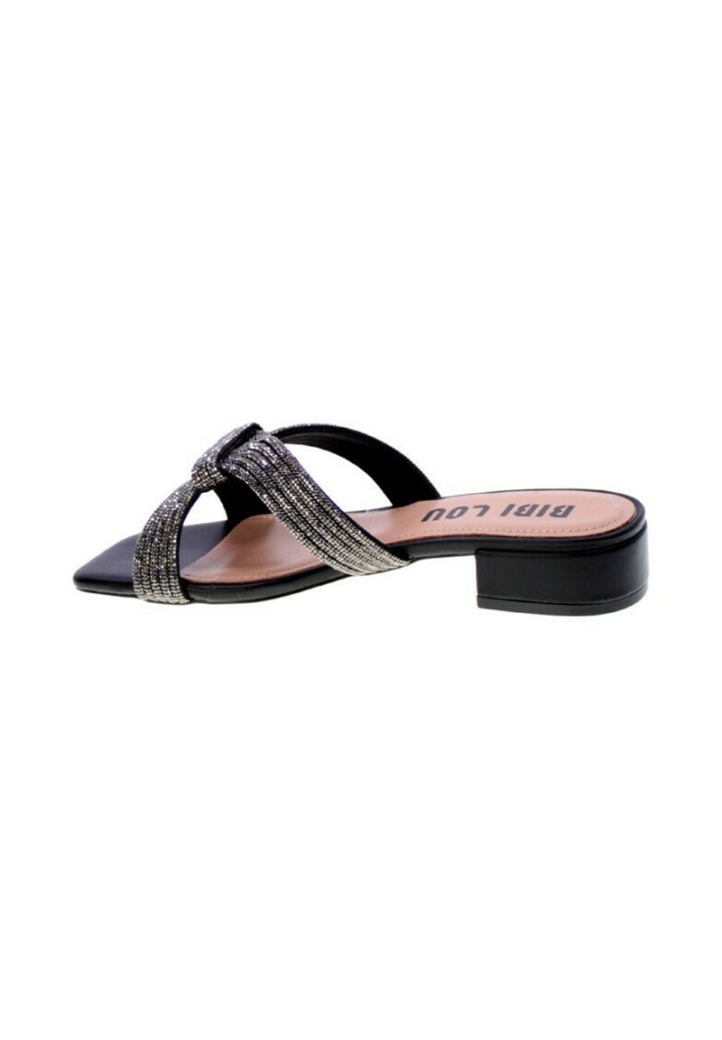 Sandal con tacco quadrato nero e tacco alto, con cinturini incrociati in strass, punta quadrata e soletta in pelle liscia. Gli accenti testurizzati aggiungono interesse visivo.