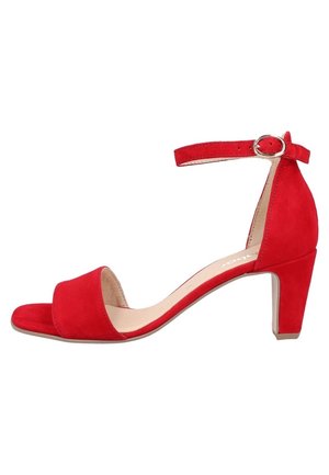 Czerwone zamszowe sandały na otwartym palcu z paskiem na kostkę, srebrną klamrą i niskim blokowym obcasem.