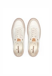Zapatillas de cuero blancas con acentos de ante beige, punta redonda, cierre con cordones y plantilla con marca. Presentan una suela de goma texturizada.