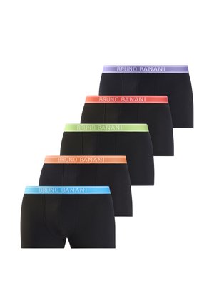 Männlicher Oberkörper mit schwarzen Boxershorts und rotem Bund mit der Aufschrift "BRUNO BANANI", Hand zieht den Bund leicht nach außen.