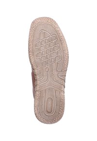 Braune Schuhsohle mit einer strukturierten GummOberfläche, die ein Rautenmuster und kreisförmige Akzente aufweist. Mit der Größe "41" und der Marke "rieker" gekennzeichnet.