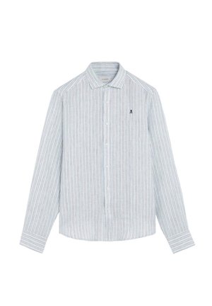 Camisa de manga larga con botones, con delgadas rayas verticales en azul, blanco y rojo, y un pequeño logo de calavera en el lado izquierdo del pecho.