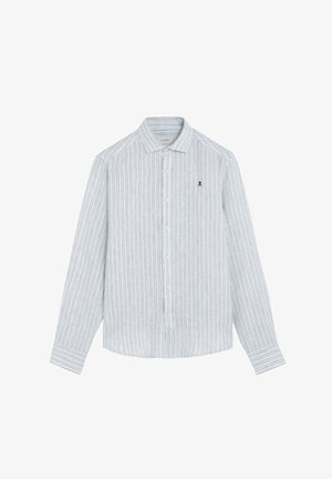 Camisa de manga larga con botones, con delgadas rayas verticales en azul, blanco y rojo, y un pequeño logo de calavera en el lado izquierdo del pecho.