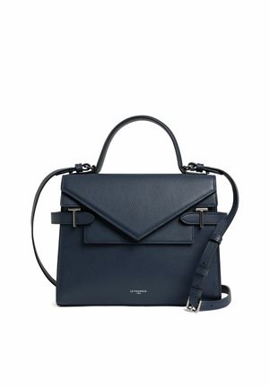Marinefarbene Lederhandtasche mit strukturiertem Finish, ausgestattet mit einem eckigen Überschlag, flachem Henkel und einem abnehmbaren Schultergurt. Hardware in Silberfarbe.