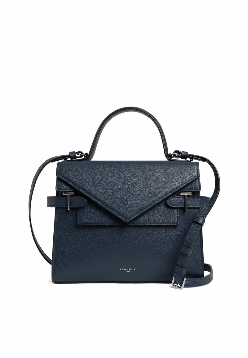 Borsa in pelle blu marina con finitura testurizzata, dotata di una patta angolare, manico superiore piatto e una tracolla removibile. Finiture in metallo argentato.