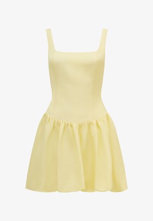 Gul kjole med firkantet utringning, tynne stropper, tettsittende liv, og en utsvingt, rynket skjørt. Laget av lett stoff.