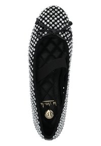 Bailarina negra cubierta de rhinestones plateados, con un pequeño lazo, plantilla acolchada texturizada y lados elásticos para facilitar su uso.