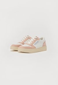 Baskets avec une tige en cuir et daim rose et blanc, dotées de perforations sur le bout, de lacets blancs et d'une semelle en caoutchouc beige.