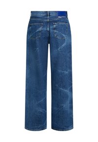 Zadní pohled na modré džíny širokých nohavic s dvěma zadními kapsami a modrou visačkou na pásku se nápisem "Karl Lagerfeld Jeans".