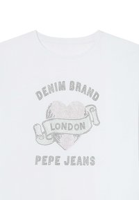 Valkoinen T-paita, jossa on strassimuotoilu, jossa on sydän, banneri tekstillä "Lontoo" sekä tekstit "Denim Brand" ja "Pepe Jeans."