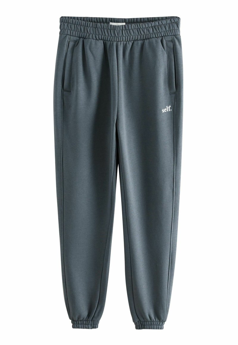 Graue Jogginghose mit einem Kordelzugbund, schmal zulaufenden Beinen, seitlichen Taschen und einem weißen "self."-Logo auf dem linken Oberschenkel. Glatte Stofftextur.